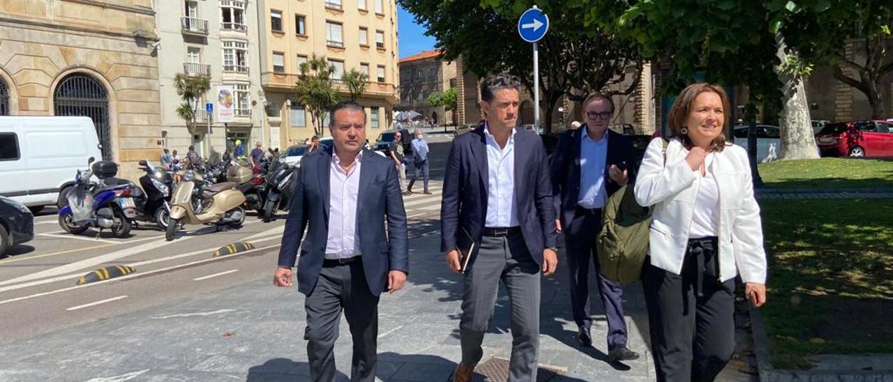 Alejandro Irarragorri, en el centro, junto a Alfonso Villalva, esta mañana, ante el Ayuntamiento de Gijón.