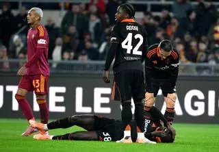 Assane Diao se lesiona en el Roma-Como y aviva la polémica con la Copa África