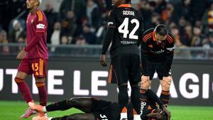 ROME (Italy), 15/12/2025.- Comos Assane Diao lies on the ground after being injured during the Italian Serie A soccer match between AS Roma and Como 1907, in Rome, Italy, 15 December 2025. (Italia, Roma) EFE/EPA/ETTORE FERRARI