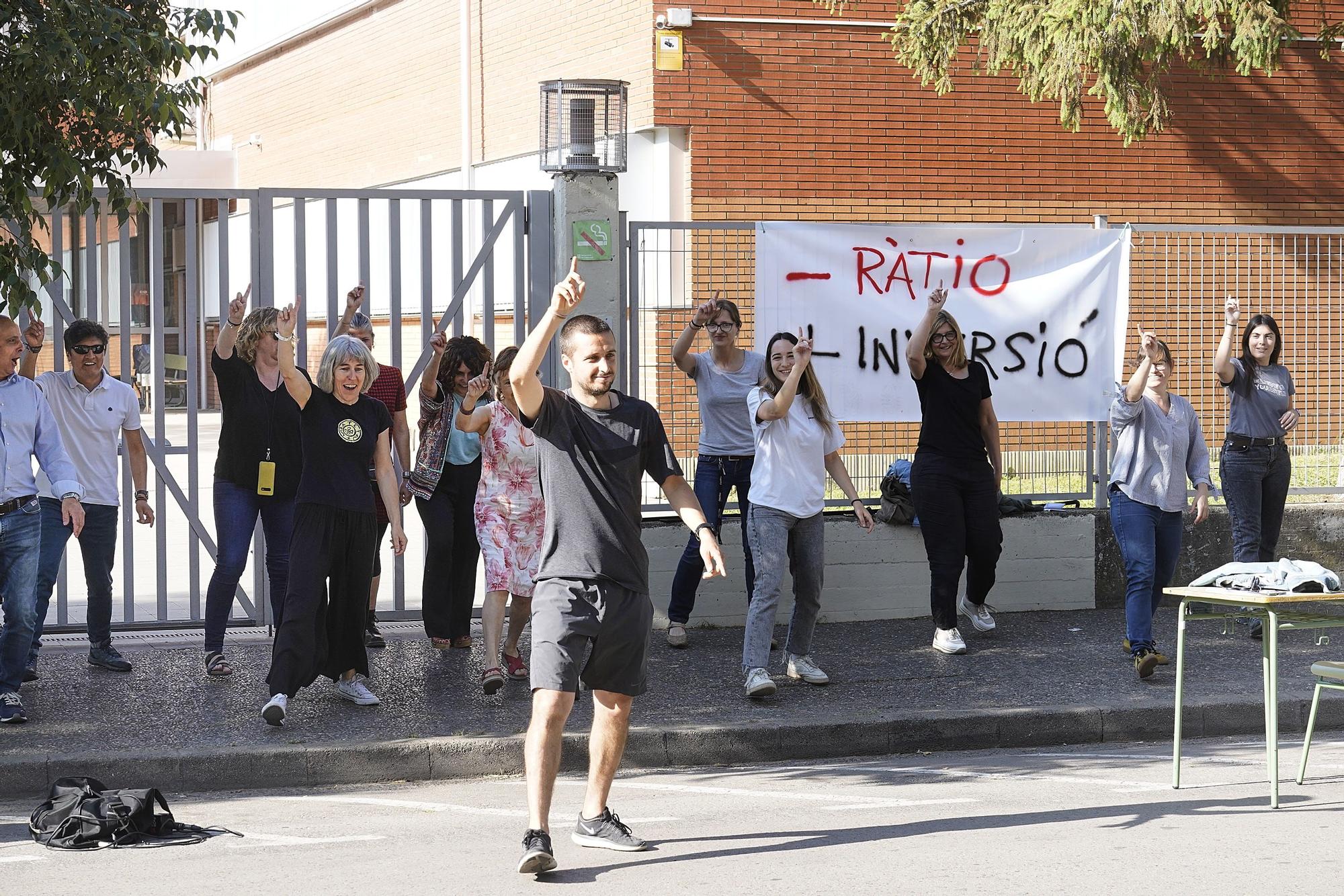 Professors del Sobrequés de Girona tallen el carrer i hi munten una aula