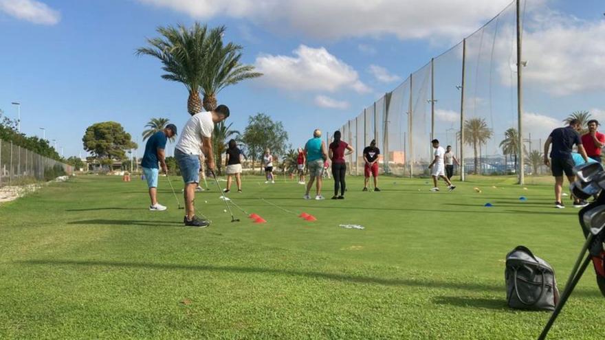 La escuela de golf de Elche acoge una jornada de reintegración con presos