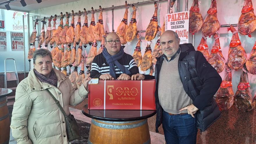 Unidos Contra el Cáncer de Toro entrega el premio de la rifa del Día de Reyes