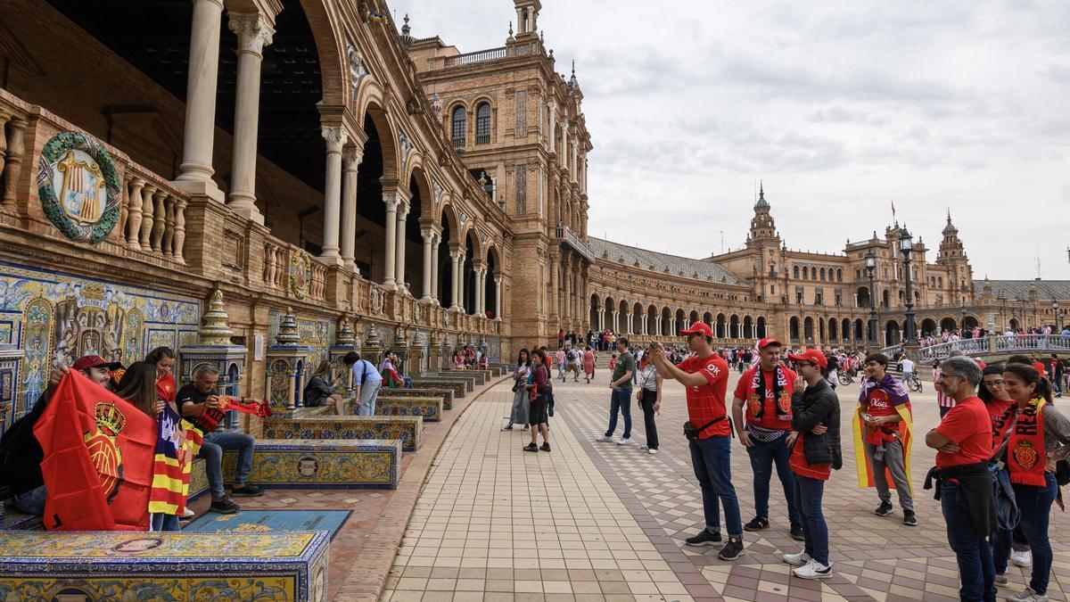 Aficionados del Athletic y Mallorca en la final de Copa del Rey de 2024 en la Plaza de España.
