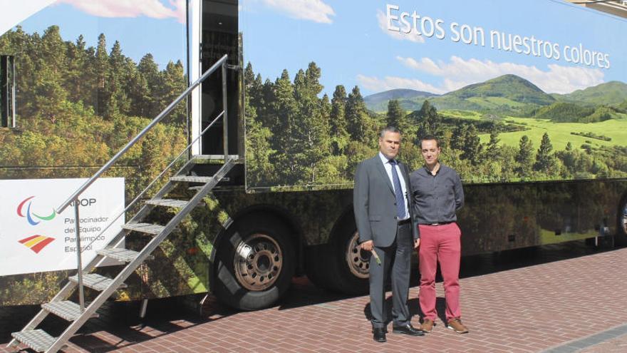 Ruperto Espina y el alcalde Luciano Huerga a la llegada del autobús medioambiental