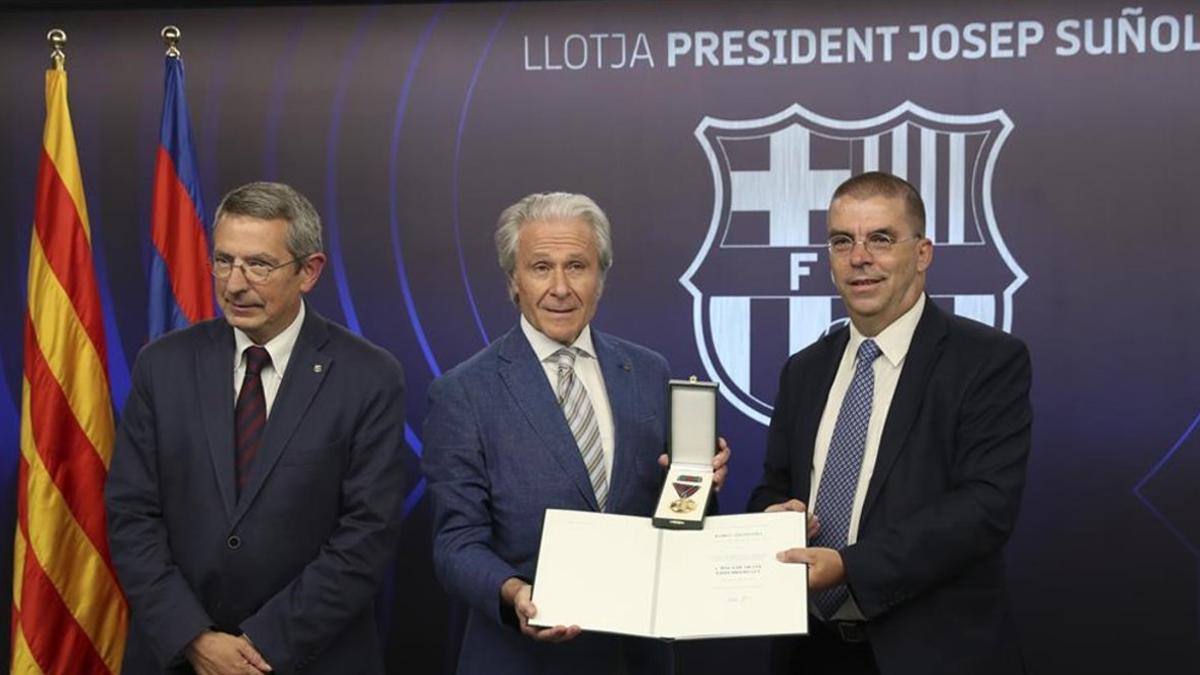 Pau Vilanova, Ramon Alfonseda y Barnabás Kovács en el momento cumbre del acto: entrega de la distinción de 'La Cruz de Oro del Mérito de Hungría'