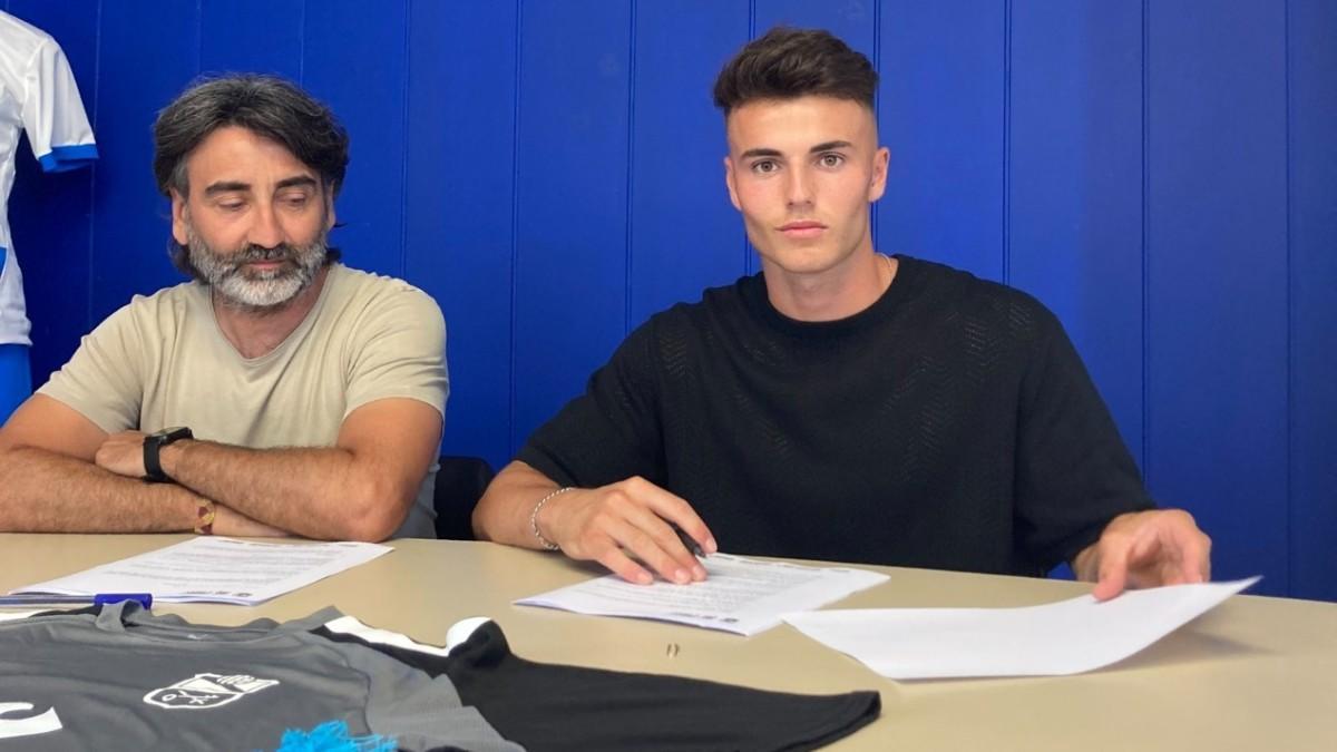 El meta Aleix Ruiz en la presentación junto a Jose Moreno, Director deportivo del club