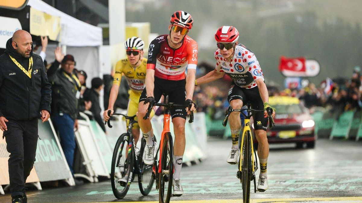 Arensman gana aunque casi lo pillan Vingegaard y Pogacar en la cumbre de La Plagne.