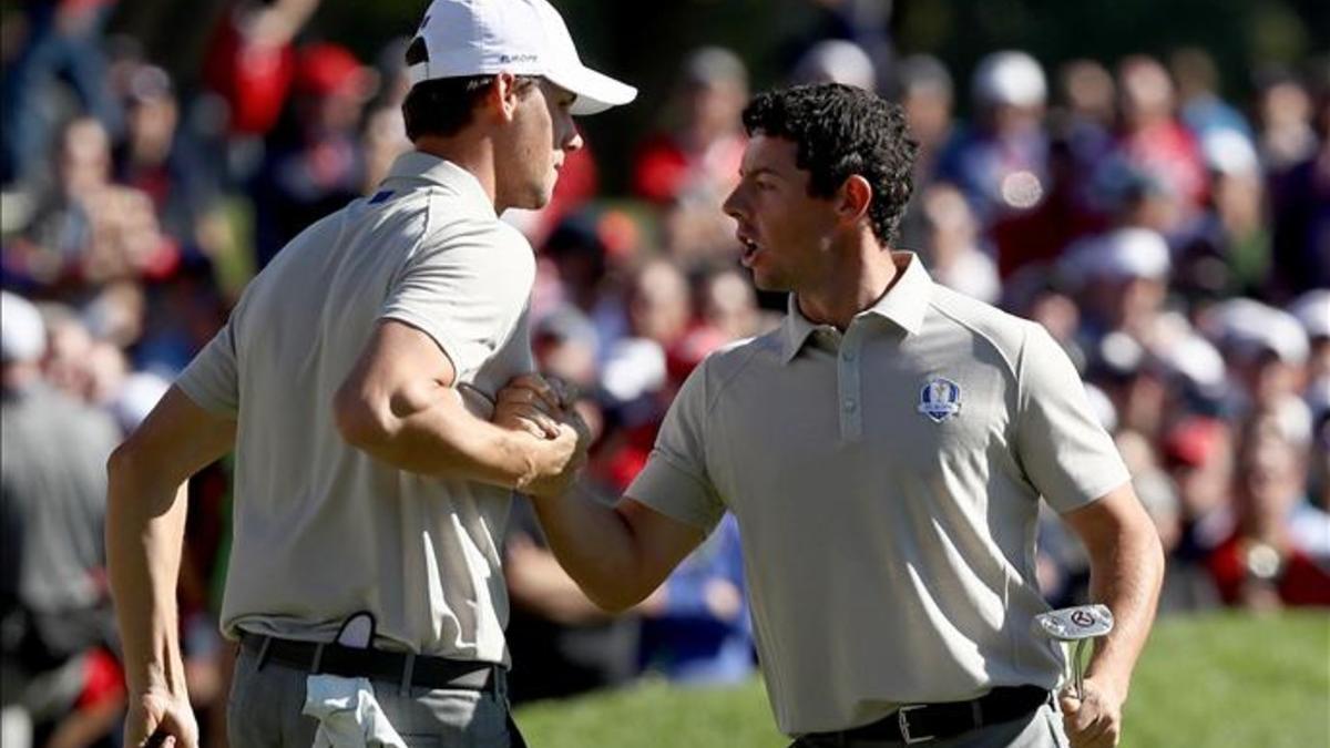 Thomas Pieters y Rory McIlroy celebran uno de los puntos