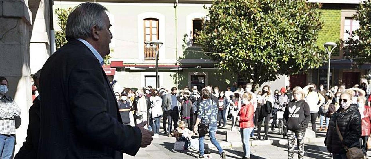 El alcalde de Mieres, dirigiéndose a un grupo de hosteleros durante una protesta. | Jandro Rodríguez