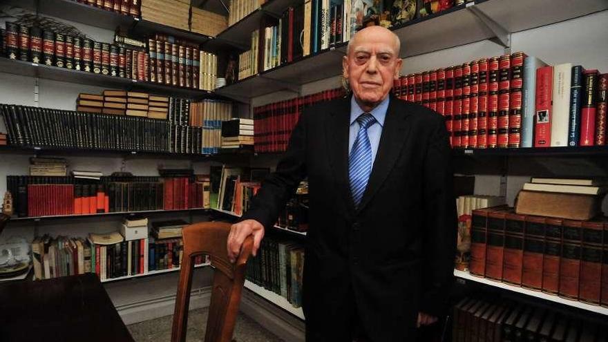Jorge Casal en la biblioteca de su casa de Zacande. // I. Abella