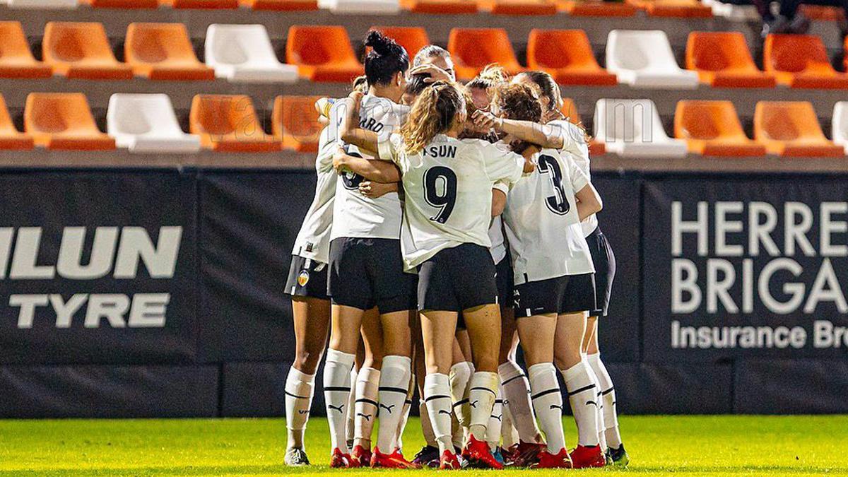 Las jugadoras del Valencia Femenino celebran un gol