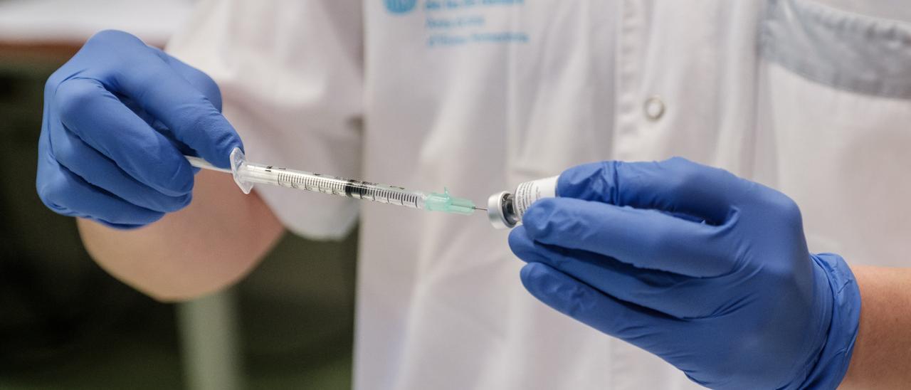 Dosis de la vacuna preparada para ser inoculada en Ibiza. Sergio G. Cañizares