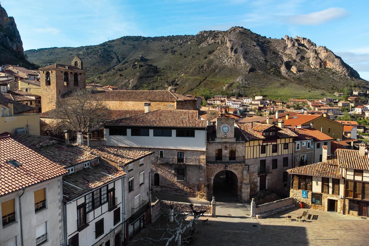 El pueblo de Burgos donde se esconde una poza de aguas rosas