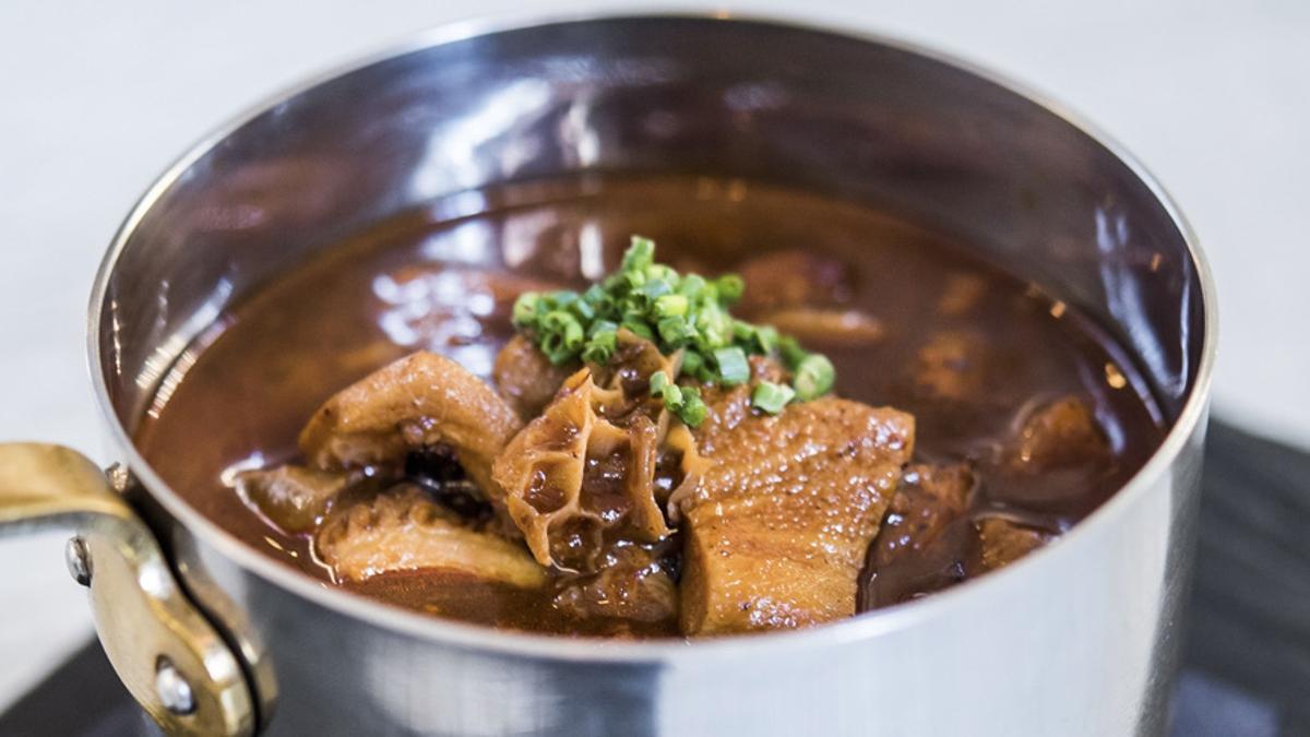 Los callos del restaurante Bacira (Madrid) llevan ají panca y curry.