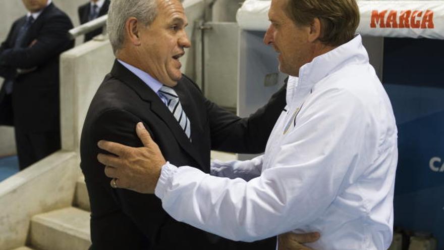 Javier Aguirre y Bernd Schuster se saludan antes de empezar el partido de ayer en el feudo españolista.
