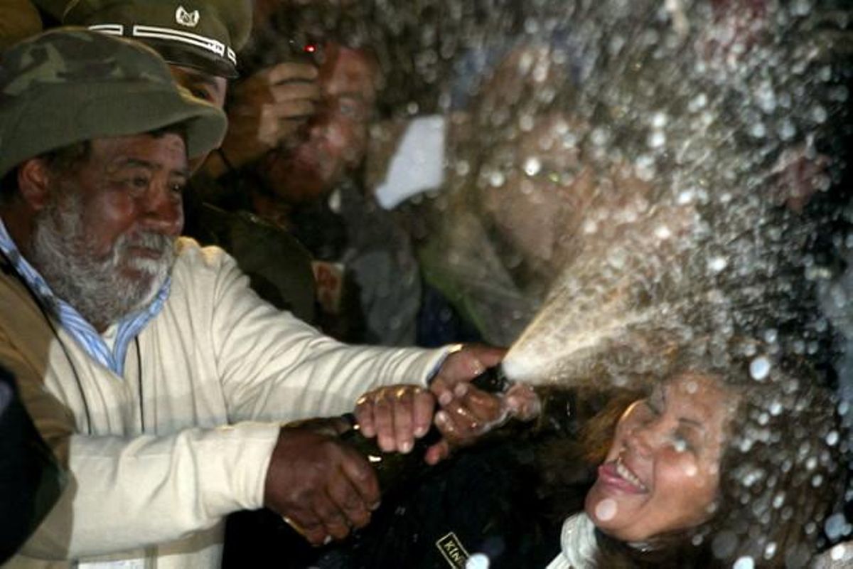Benito Tapia, padrastre del miner Luis Urzúa, celebra l’arribada de l’últim miner rescatat, el seu fillastre, a la superfície dins de la càpsula Fènix.