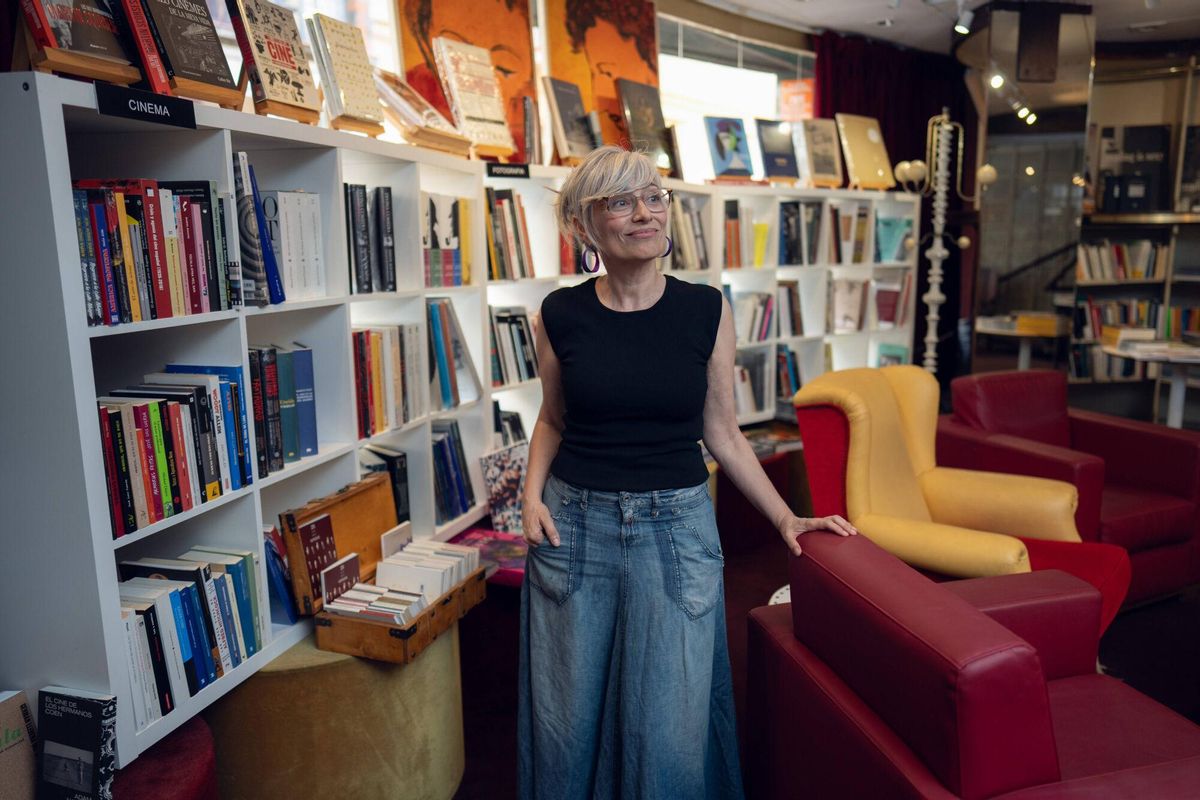 BARCELONA 15/07/2025 Sociedad. Retatos a Laura López Granell en la librería Nollegiu de Poblenou. FOTO de ZOWY VOETEN