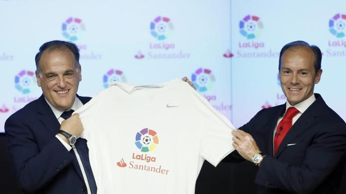 Javier Tebas, presidente de LaLiga, y Rabi Aboukhair, responsable de Santander España