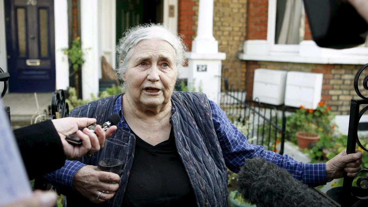 Doris Lessing, el dia que va rebre la notícia de la concessió del Nobel