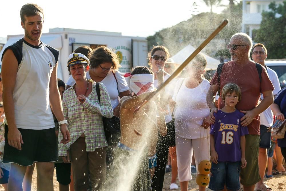 Para celebrar la conquista catalana de Ibiza que se produjo el 8 de agosto de 1235, ibicencos, visitantes y residentes se divirtieron ayer por la tarde en Puig des Molins