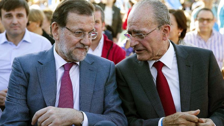 Rajoy y De la Torre conversan durante el acto en Tabacalera.