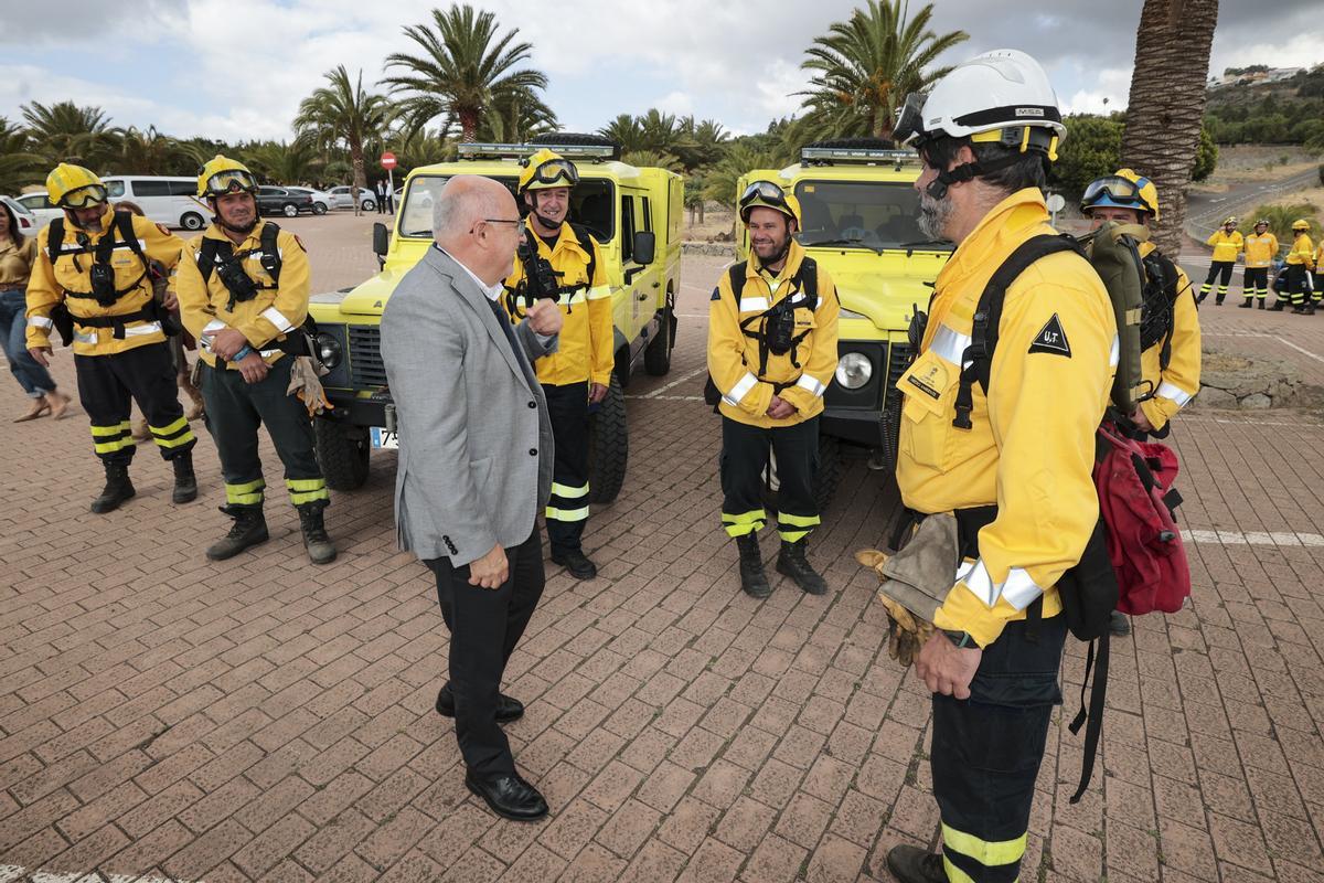 Antonio Morales saluda a los bomberos.