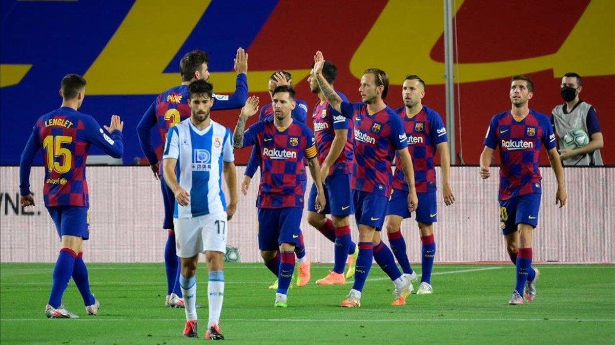 Los jugadores del Barça celebran el gol de Suárez