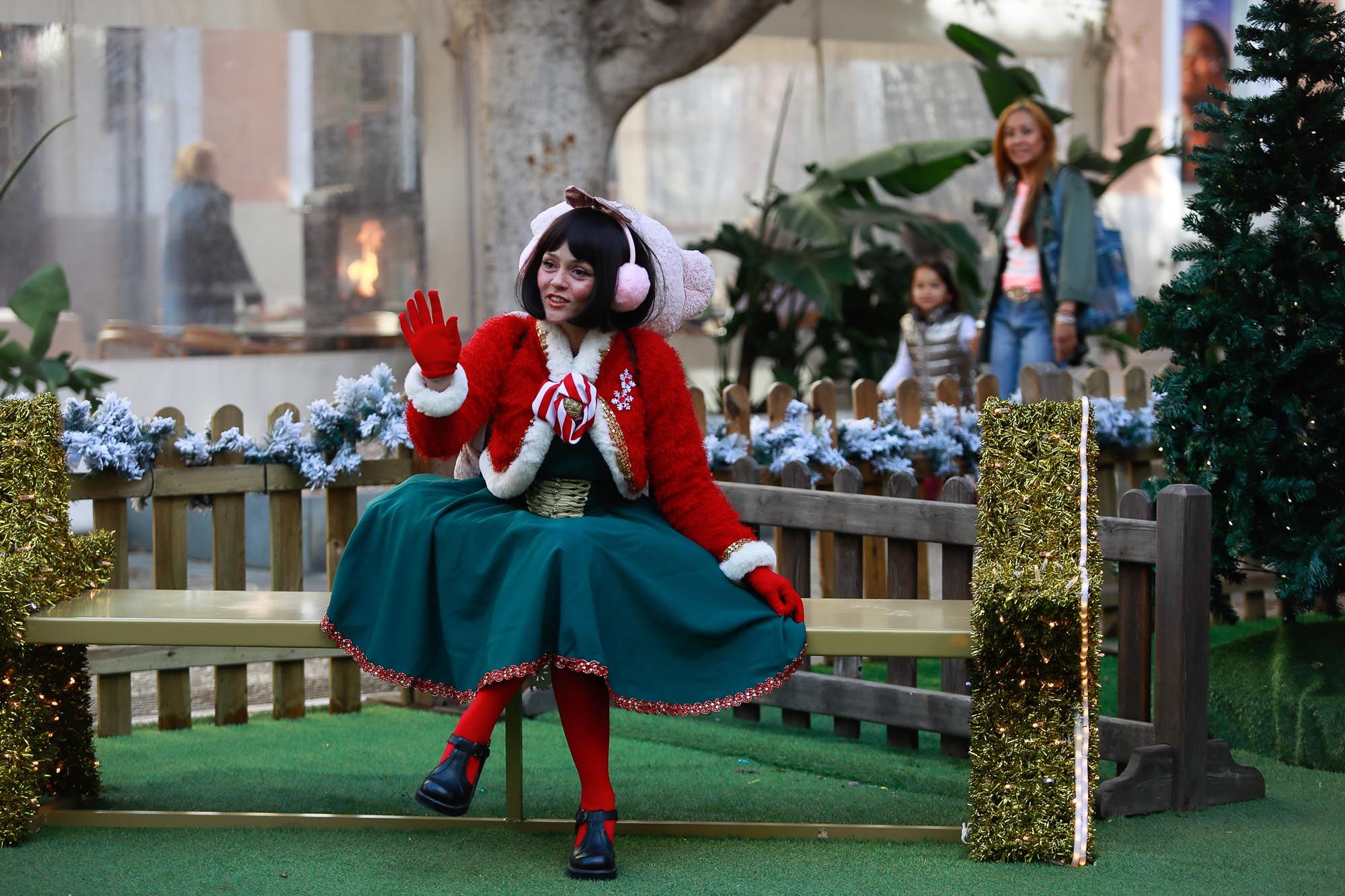 Renos y elfos en la casita de papá Noel en Ibiza