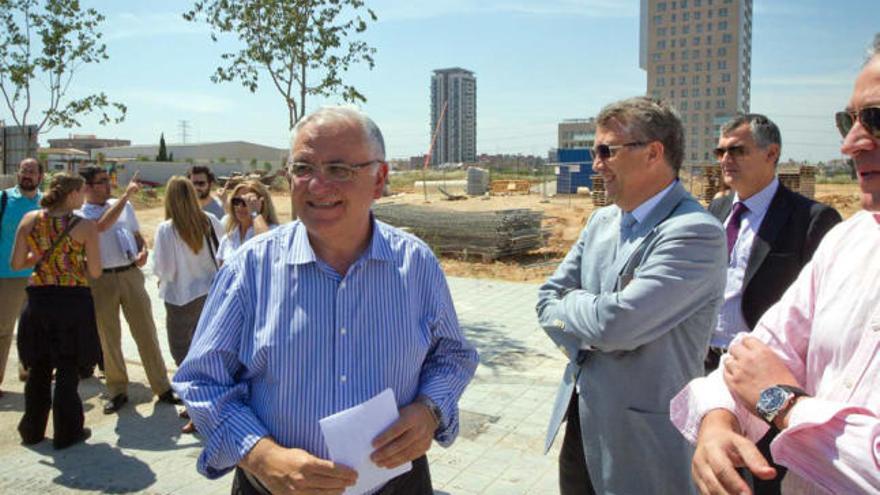 El vicepresidente Juan Cotino recibió la noticia mientras visitaba las obras de un PAI, ayer en Valencia.