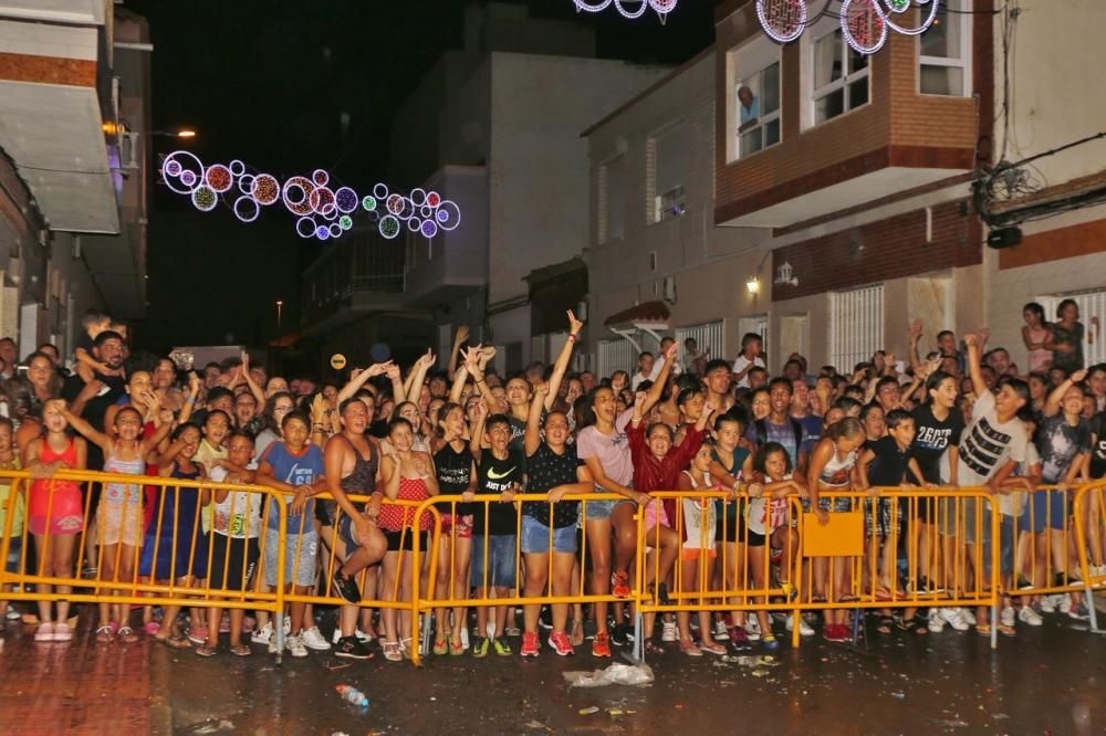 Cientos de personas, la mayoría adolescentes que quisieron disfrutar de la "cremá" y posterior "bañá" de los bomberos, se acercaron al barrio del Calvario para ver arder su hoguera