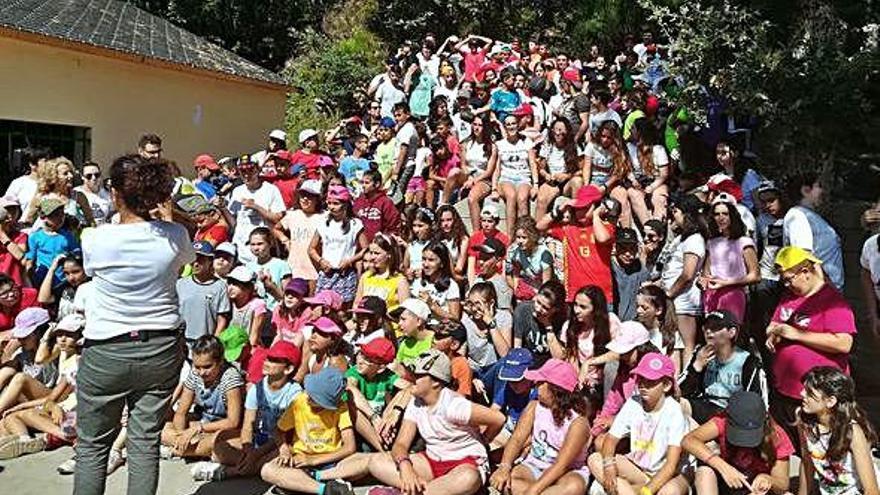 Jóvenes participantes en el campamento Diocesano albergado en las instalaciones de Vigo.