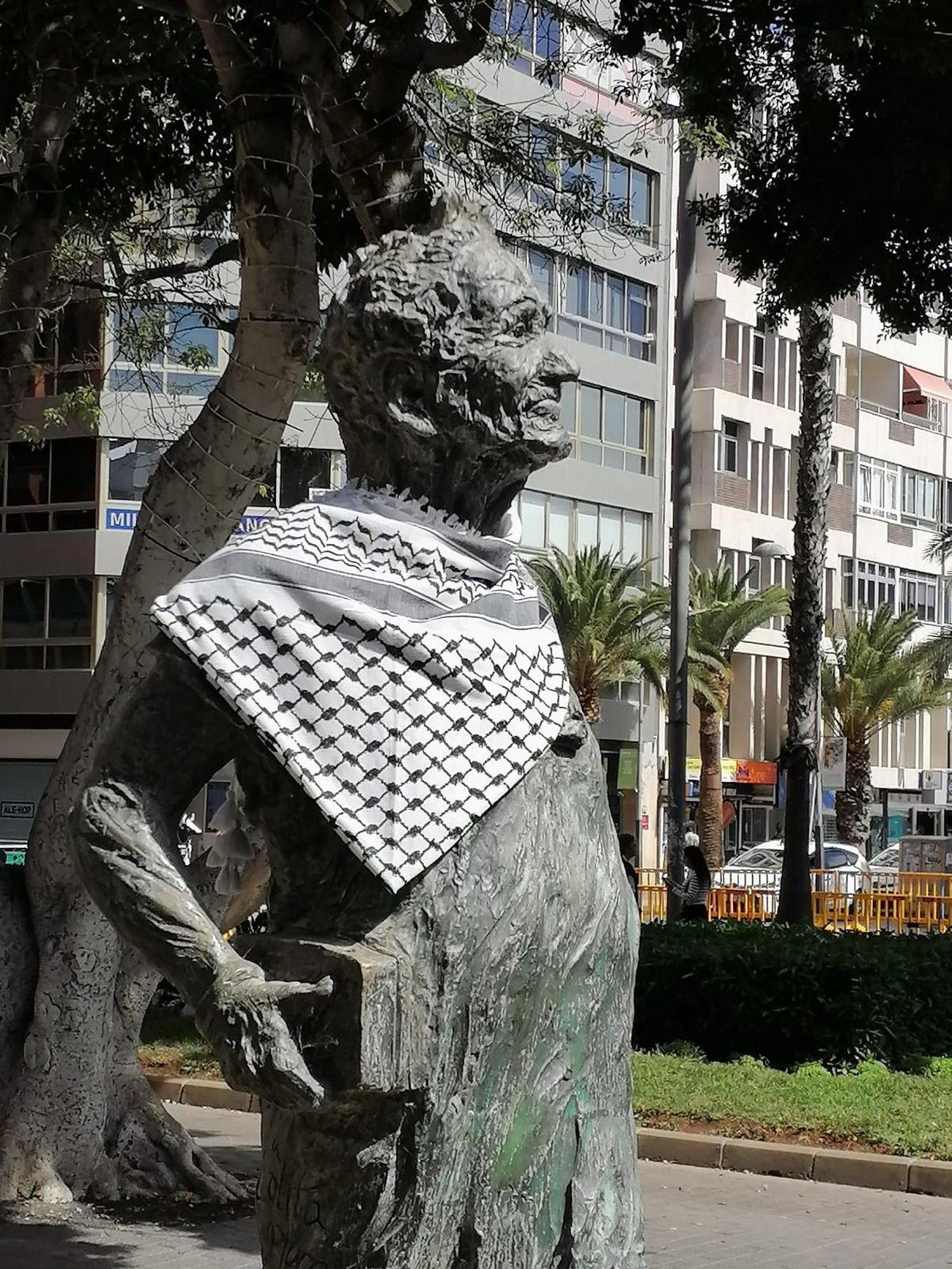 Las esculturas de Las Palmas de Gran Canaria amanecen ataviadas con pañuelos palestinos