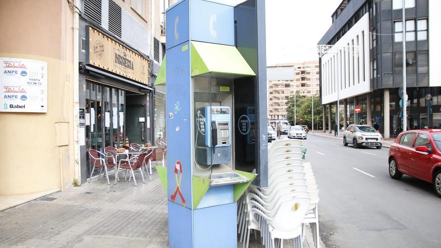 España comienza a despedirse de sus cabinas telefónicas