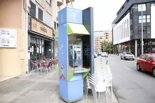 España comienza a despedirse de sus cabinas telefónicas