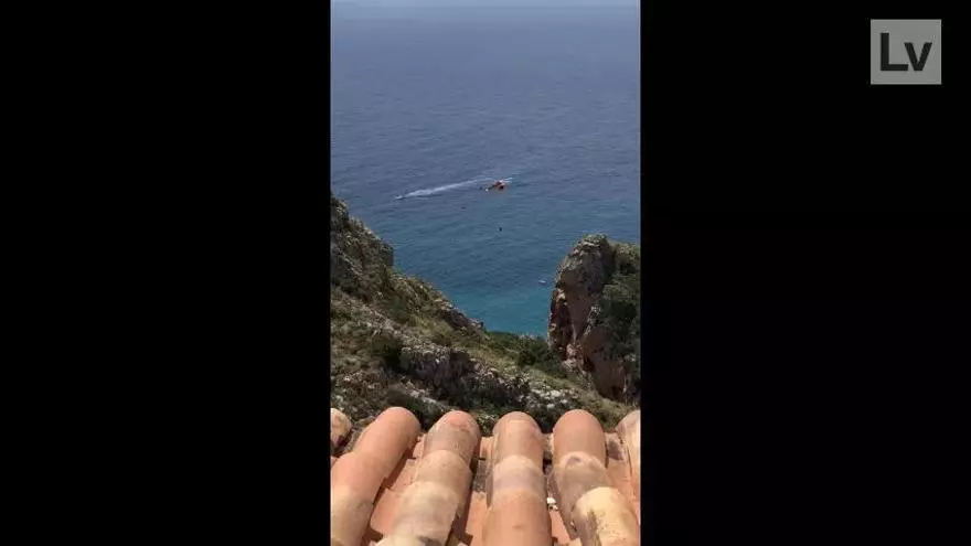 Rescatan a un joven de 17 años golpeado por las olas contra las rocas del acantilado de Benitatxell