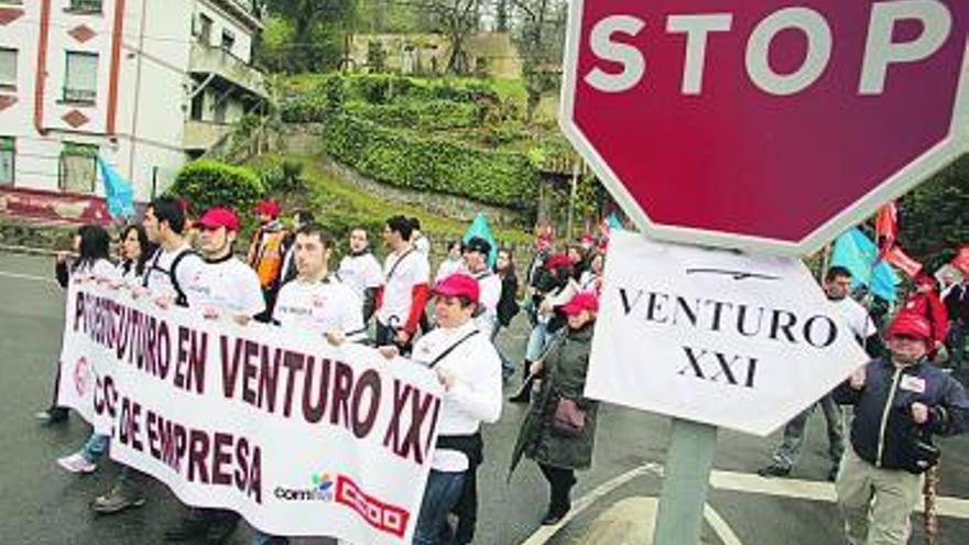 Una protesta de trabajadores de Alas Aluminium en la plaza del Ayuntamiento de Langreo con motivo del anterior ERE que afectó a la empresa.