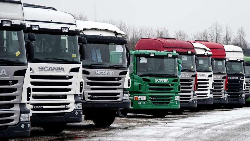Camiones Scania estacionados en las instalaciones de la compañía en Suecia.