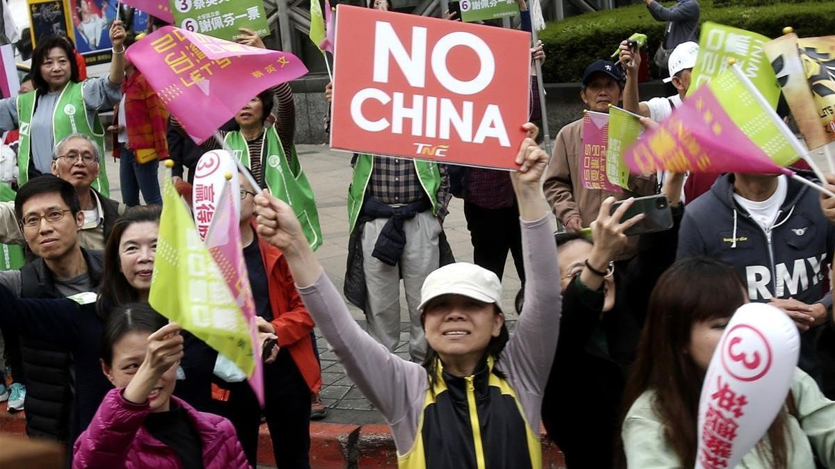 Simpatizantes del presidente de Taiwán, Tsai Ing-wen, del Partido Democrático Progresista (DPP) durante un mitin en Taipéi.