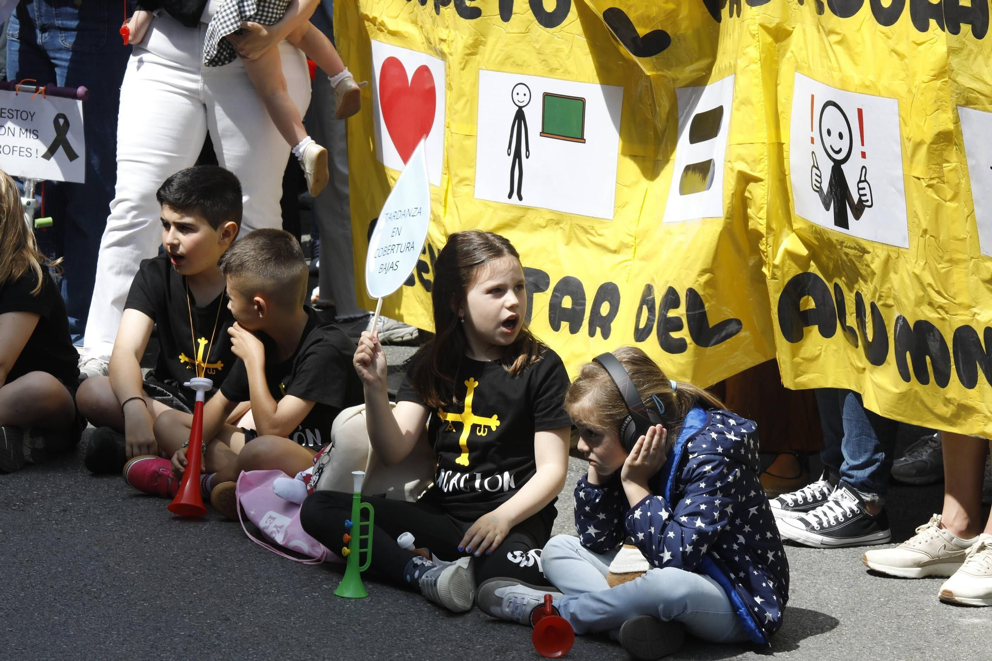 EN IMÁGENES: Segunda jornada de huelga de los profesores y protestas en Oviedo