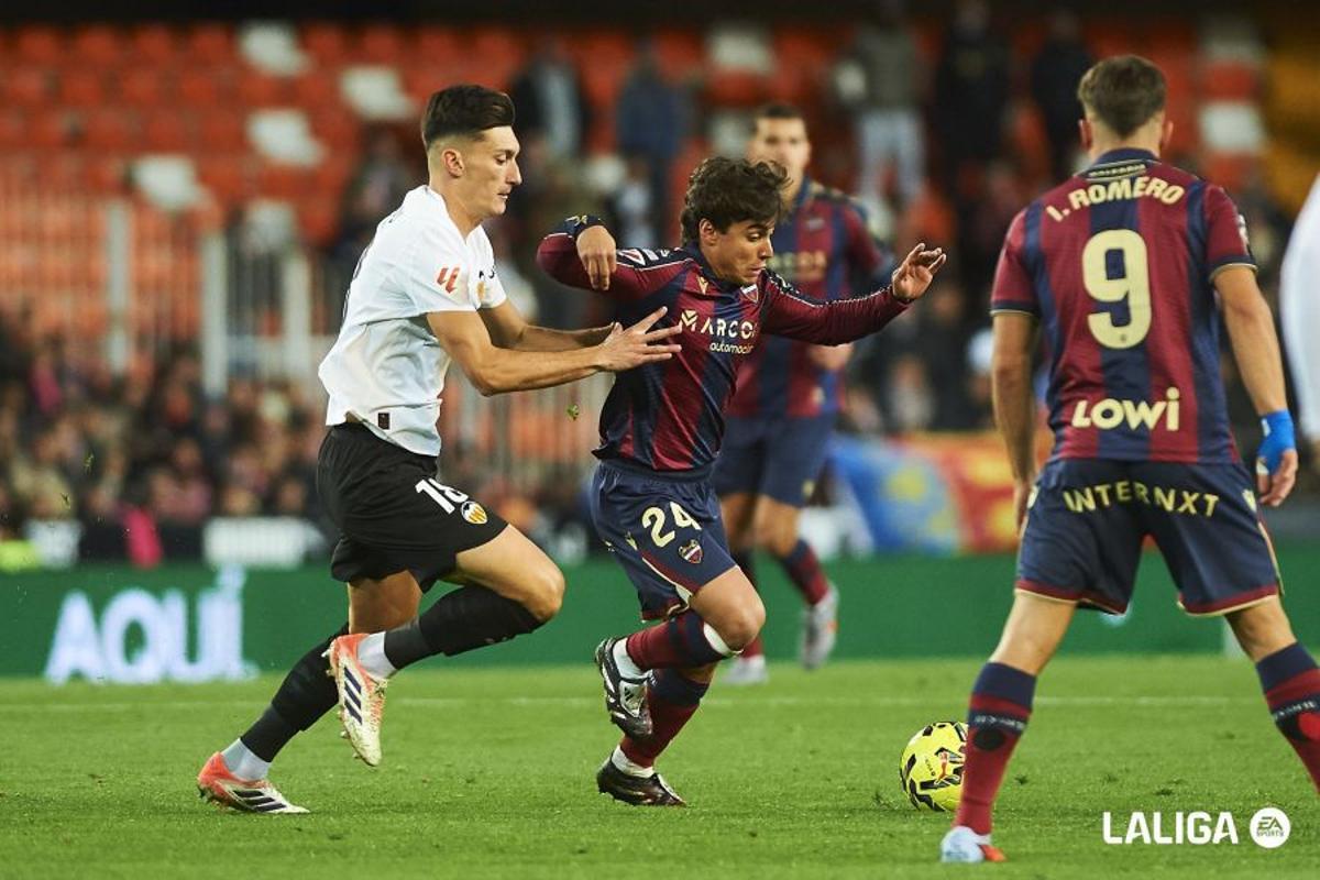 Pepelu sigue de cerca a Carlos Álvarez en el partido de Mestalla de la primera vuelta