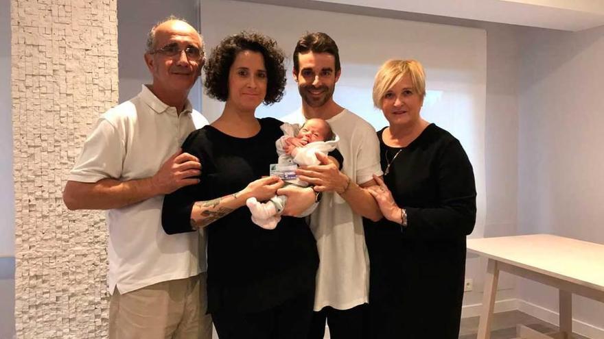 Por la izquierda, José Ramón Vigil, Andrea Vigil, Raúl Sastre y Miren Manterola, con la pequeña Lidia Sastre Vigil y su carné de abonada de Valgrande-Pajares.