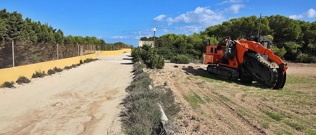 Camino por el que pasará el nuevo cable hasta conectar con la carretera principal. | C.C.