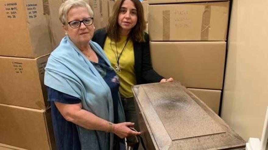 Carmen Gómez junto a Noèlia Alberola, con una de las cajas.