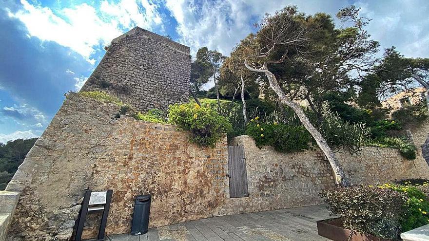 Es Revellí está situado en la plaza de España de Dalt Vila, al pie del baluarte de Santa Tecla.