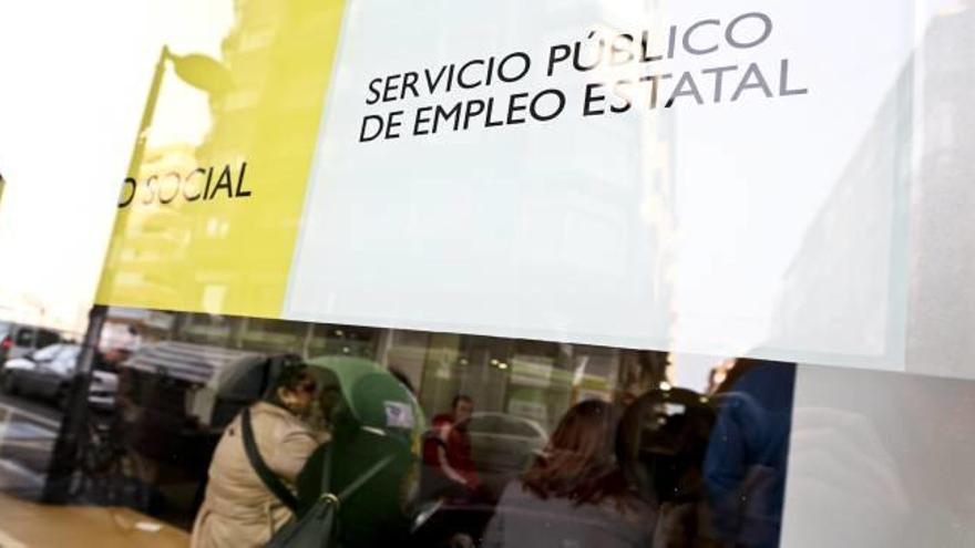 Varias personas en una oficina del Servicio Público de Empleo Estatal, en imagen de archivo.