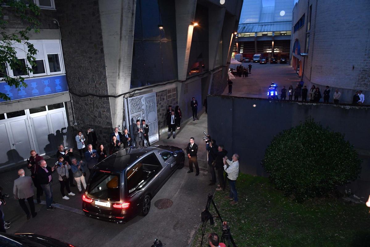Colas a las puertas de Riazor para velar a Arsenio Iglesias