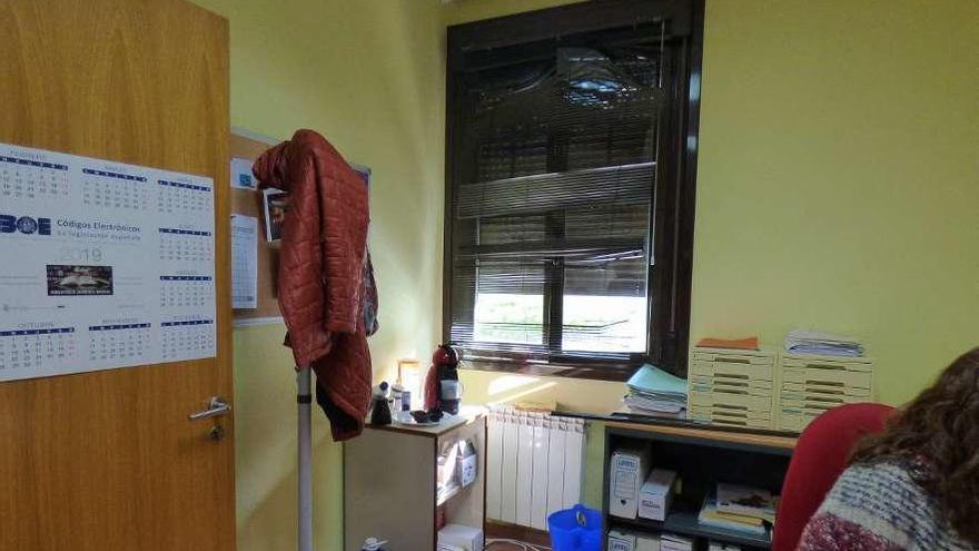 La ventana que forzaron los ladrones para entrar en la Tesorería, antes de ser reparada.