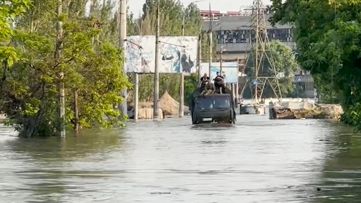 Inundaciones en Jersón tras la destrucción de la presa de Kajovka.