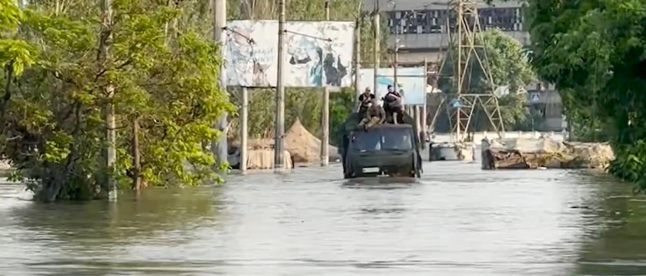 Inundaciones en Jersón tras la destrucción de la presa de Kajovka.
