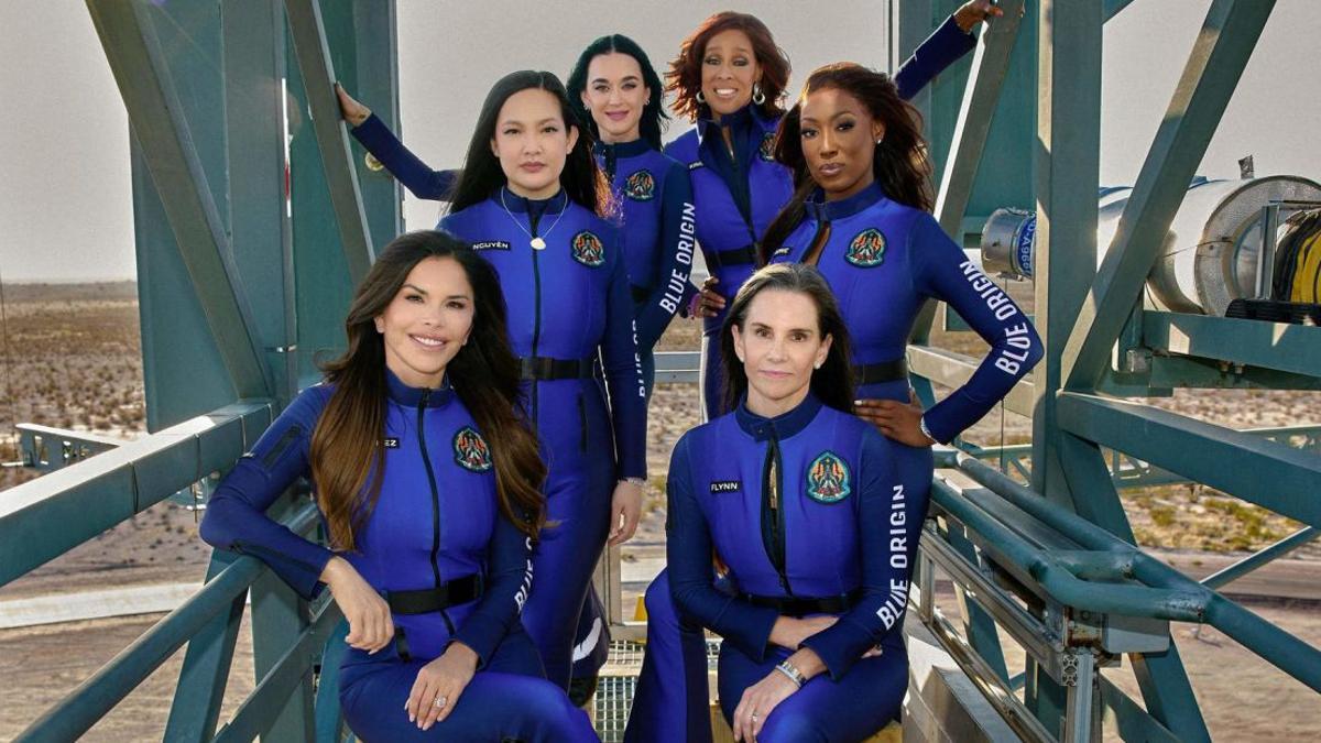 De izquierda a derecha, la empresaria norteamericana Lauren Sánchez, la excientífica de la NASA Amanda Nguyen, la cantante Katy Perry, la presentadora de televisión Gayle King, la excientífica de la NASA Aisha Bowe y la productora de cine Kerianne Flynn, antes de la misión suboral. | CUENTA X DE BLUE ORIGIN / AFP